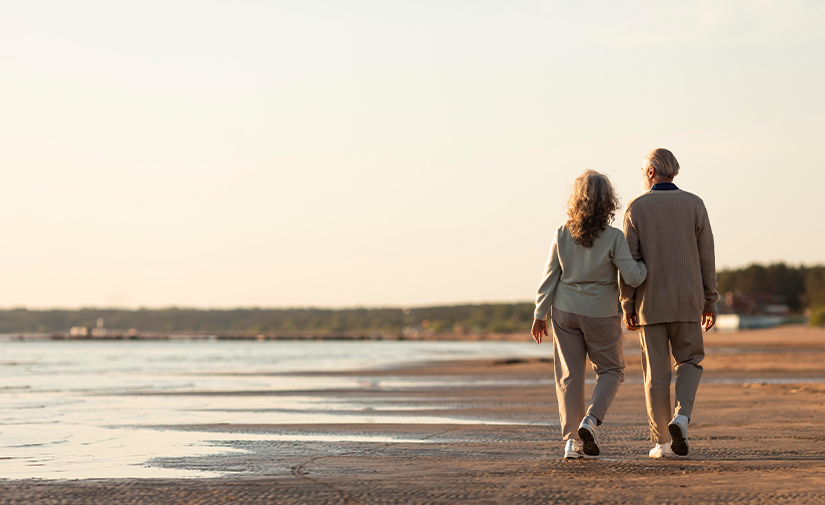full-shot-senior-couple-seaside full-shot-senior-couple-seaside